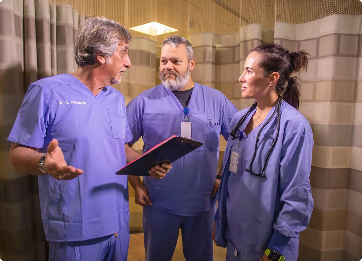 Dr. Waismann with members of the ANR medical team